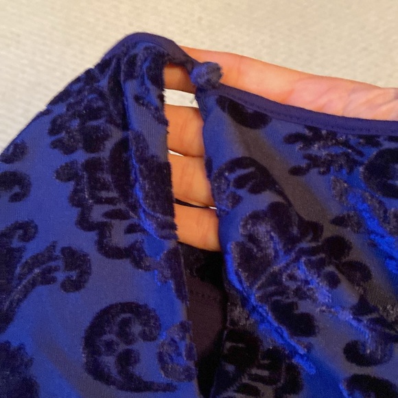 Cable & Gauge Navy Blue Damask Velvet Overlay Halter Top - Picture 10 of 12